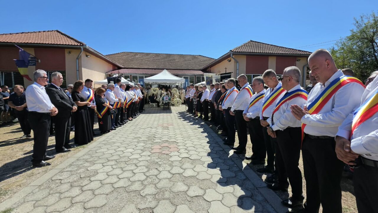 Comuna Băița și-a luat rămas-bun de la primarul Damian Diniș. Sute de oameni l-au condus pe ultimul drum, în cămăși albe și cu eșarfe tricolore