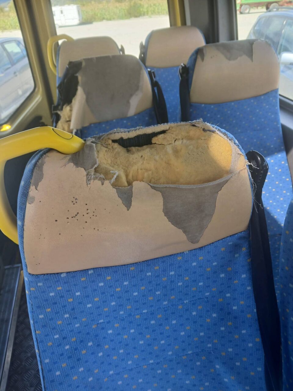 Microbuzul școlar dintr-o comună din Vâlcea, distrus în prima zi de școală