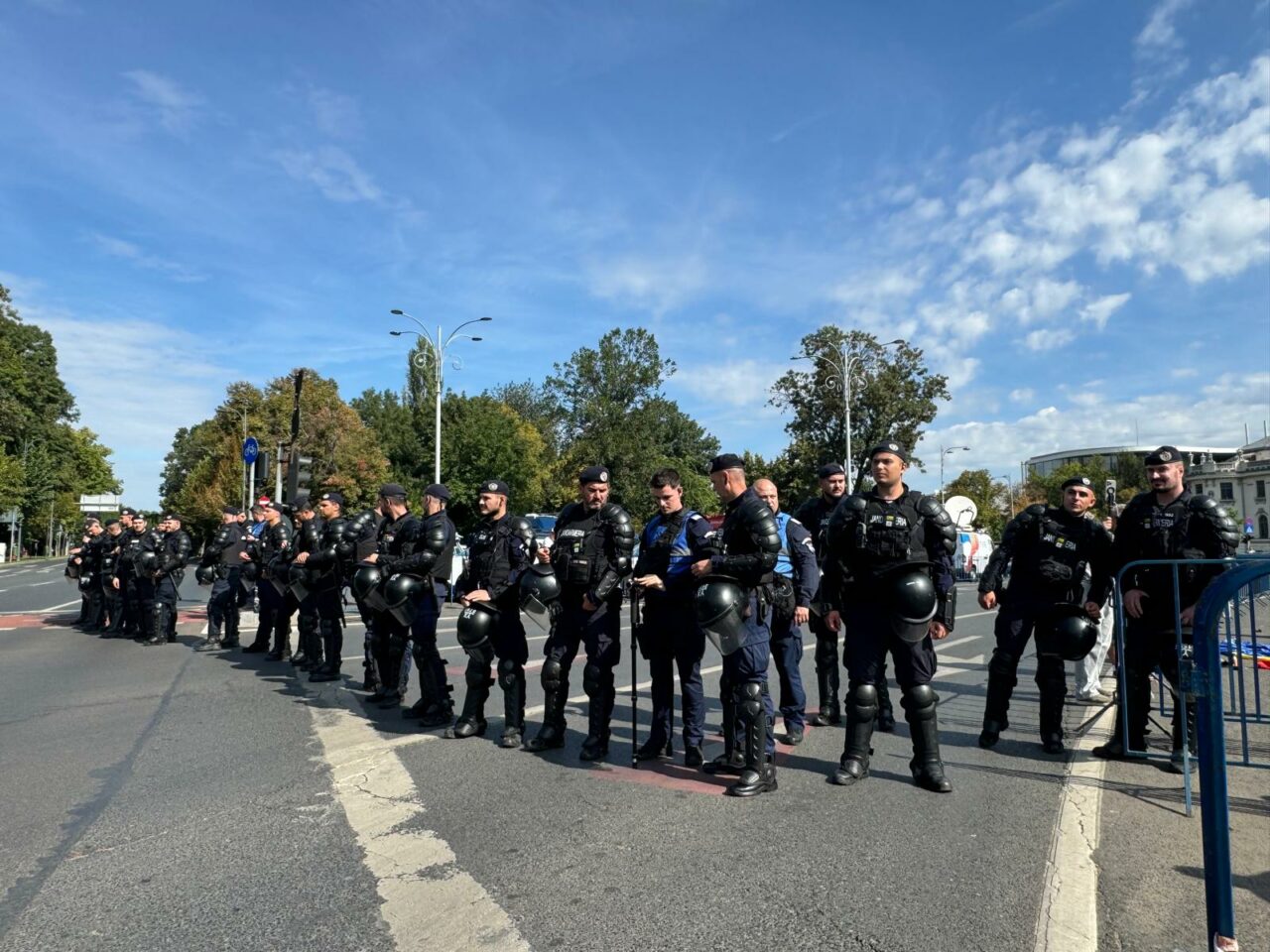Jandarmii au început să salte protestatarii din Piața Victoriei. Tensiunile sunt în creștere în fața Guvernului