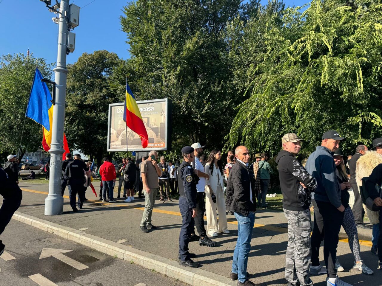 Protestul oierilor continuă în Piața Victoriei. Cum arată acum scena luptelor de ieri. Ciobanii, după o noapte sub cerul liber: ”Rămânem până se rezolvă”