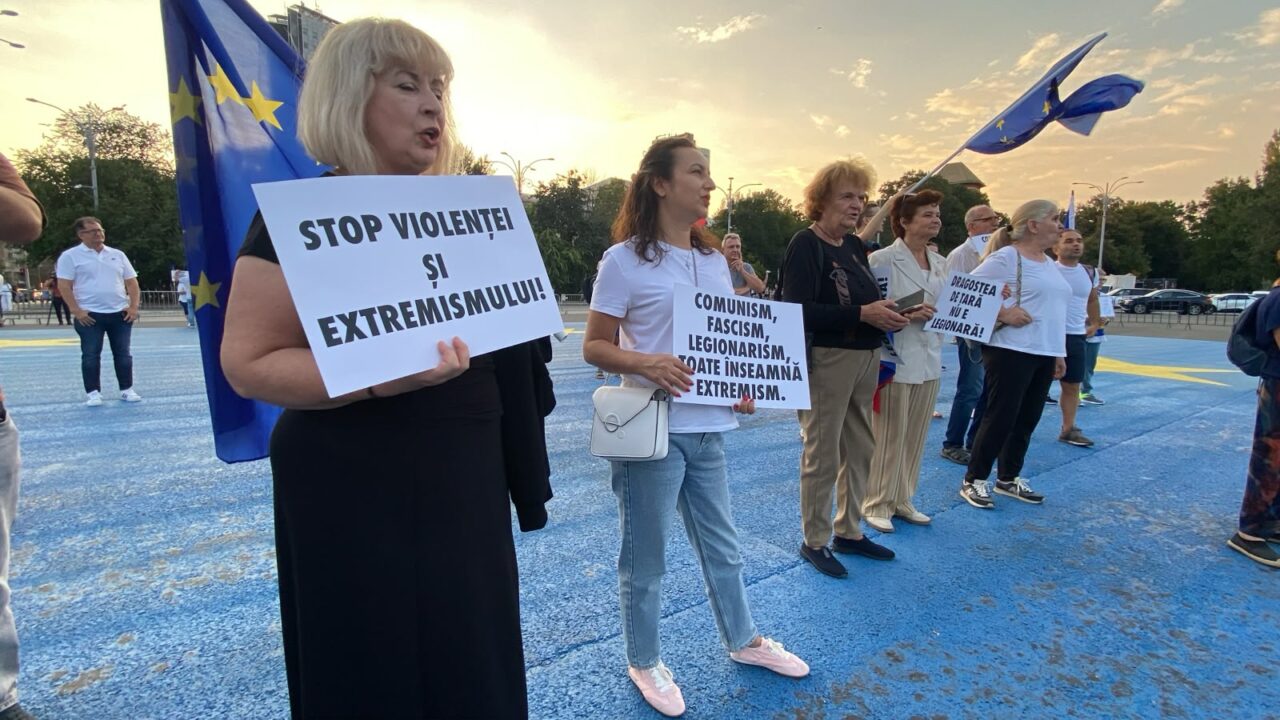 Doar 60 de persoane s-au strâns la protestul pentru democrație din Piața Victoriei. Doi agitatori au fost dați afară de către jandarmi