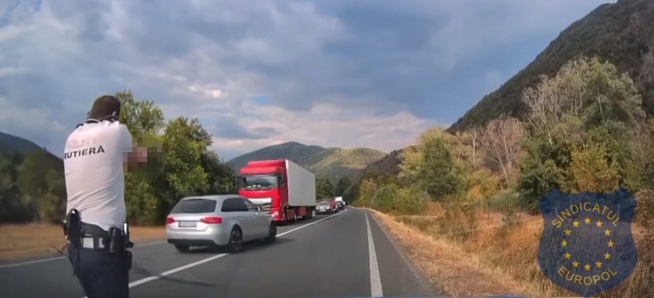 Urmărire ca în filme pe DN6. Un șofer fugar a fost oprit cu focuri de armă și un dispozitiv cu țepi. De ce încerca să scape de polițiști