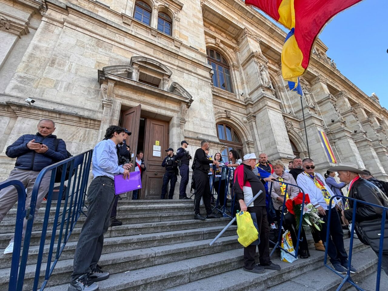 Călin Georgescu, la ieșirea de la Curtea de Apel București: Clasa politică e infractoare, cine votează guvernul Mureșan face un act de trădare