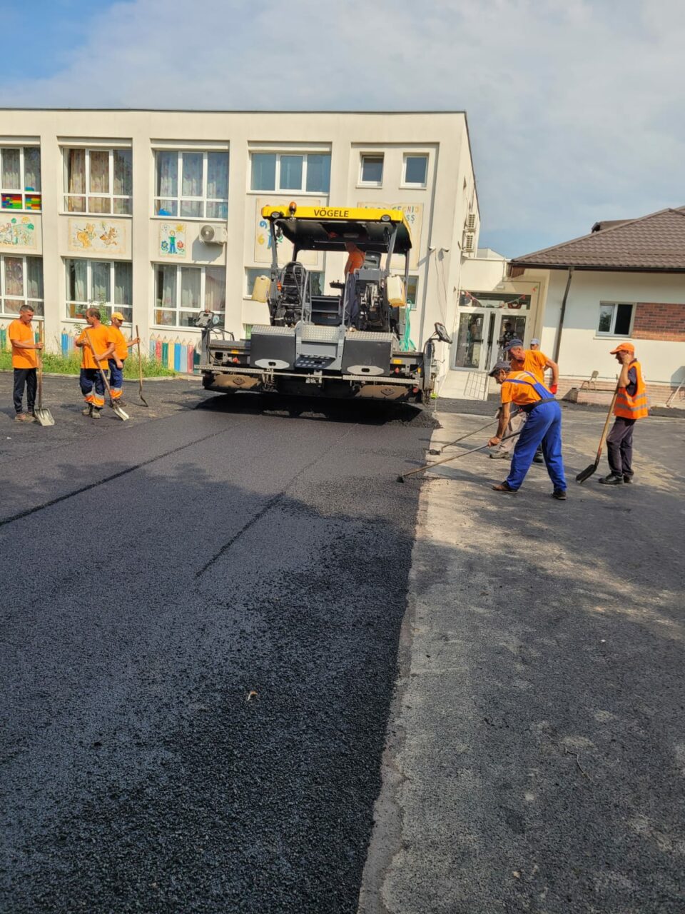 (P) Societatea Infrastructură S5 S.A. a intervenit pentru refacerea curților interioare ale Grădiniței nr. 54 și Școlii Gimnaziale nr. 131