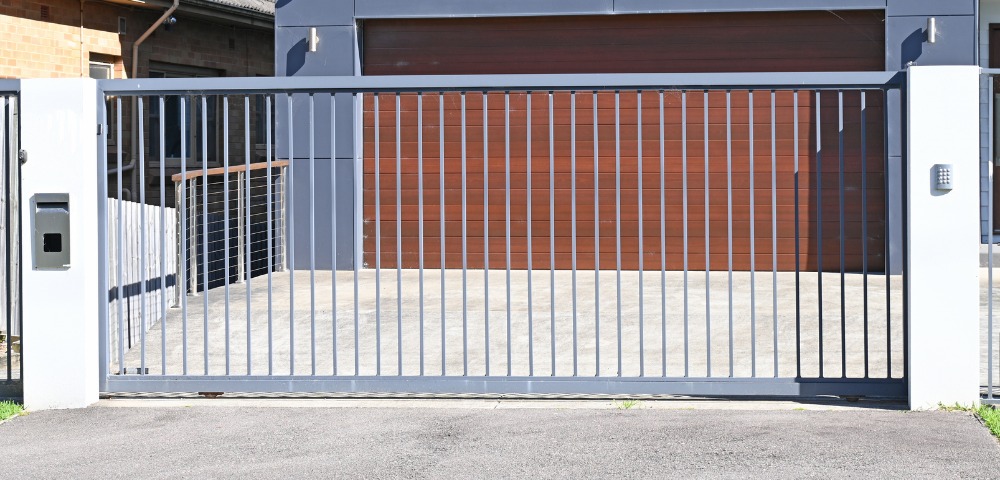 (P) Casa inteligentă începe de la poartă: ce soluții pot face accesul auto mai sigur și mai confortabil