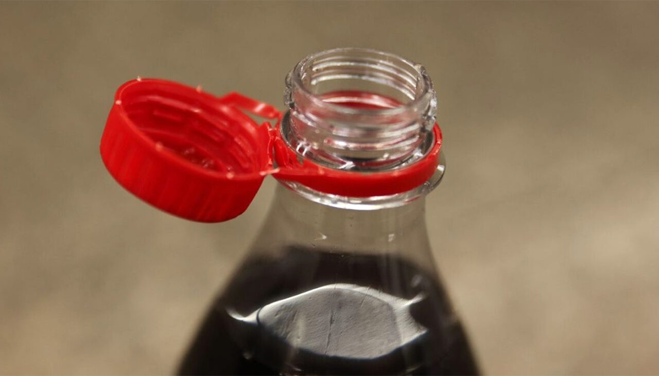 După enervantul capac fix, sticlele de plastic se schimbă din nou. De la ce dată se întâmplă în România și în celelalte țări din UE