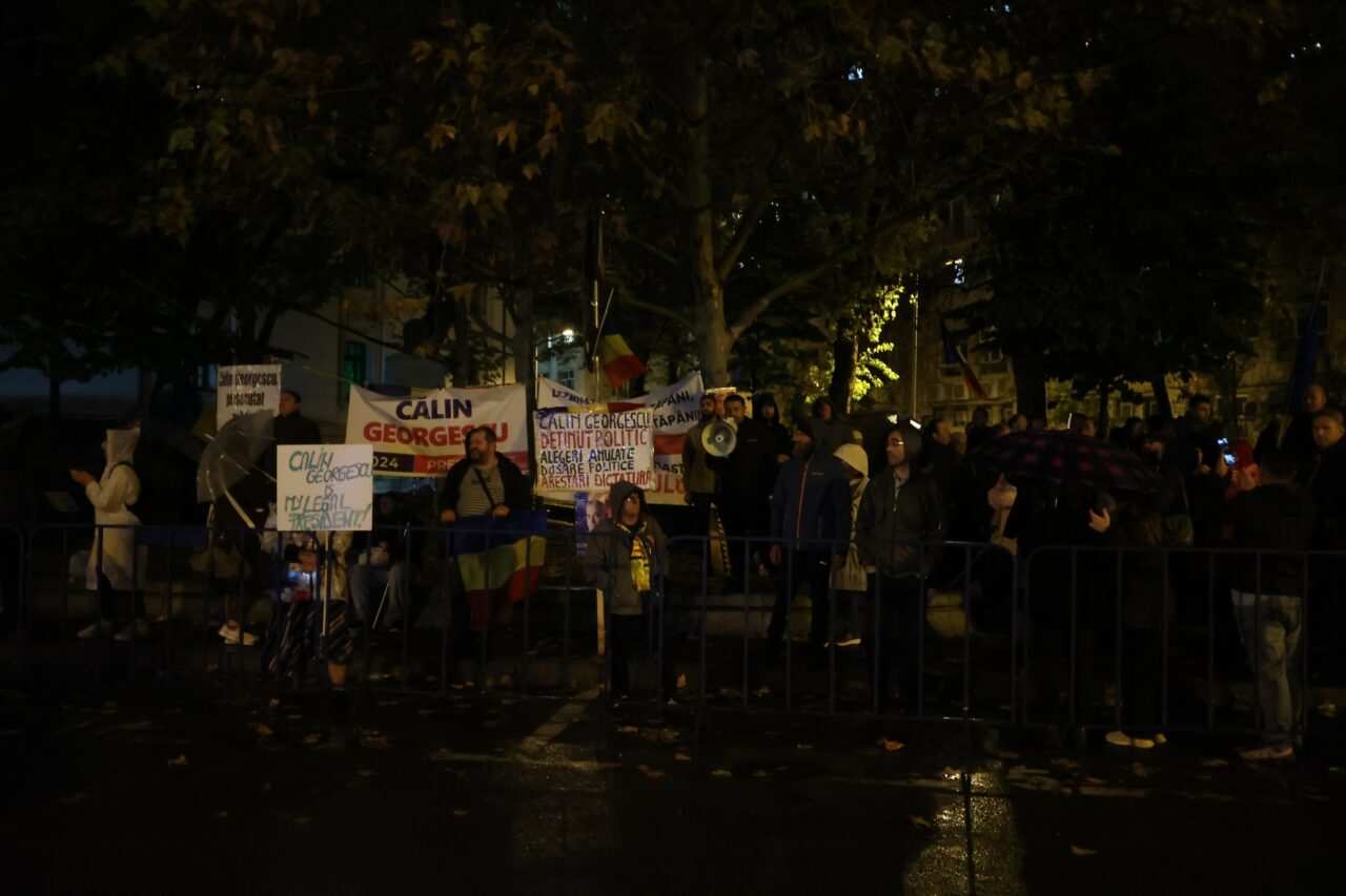A 14-a zi de proteste în fața Arestului Central, unde este închis Călin Georgescu Susținătorii scandează: „Călin Georgescu, persecutat politic”