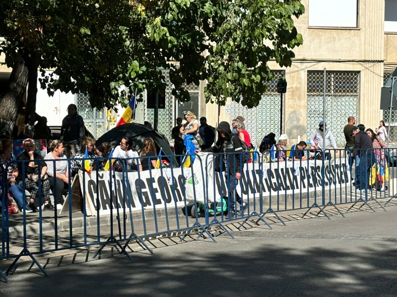 Zeci de oameni scandează lozinci de susținere pentru Călin Georgescu, în fața Arestului Central. A apărut și primul cort