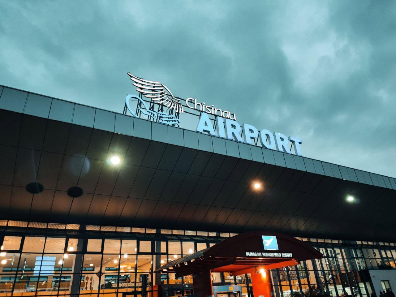 Alertă cu bombă pe Aeroportul Internațional Chișinău. Pasagerii au fost evacuați de urgență