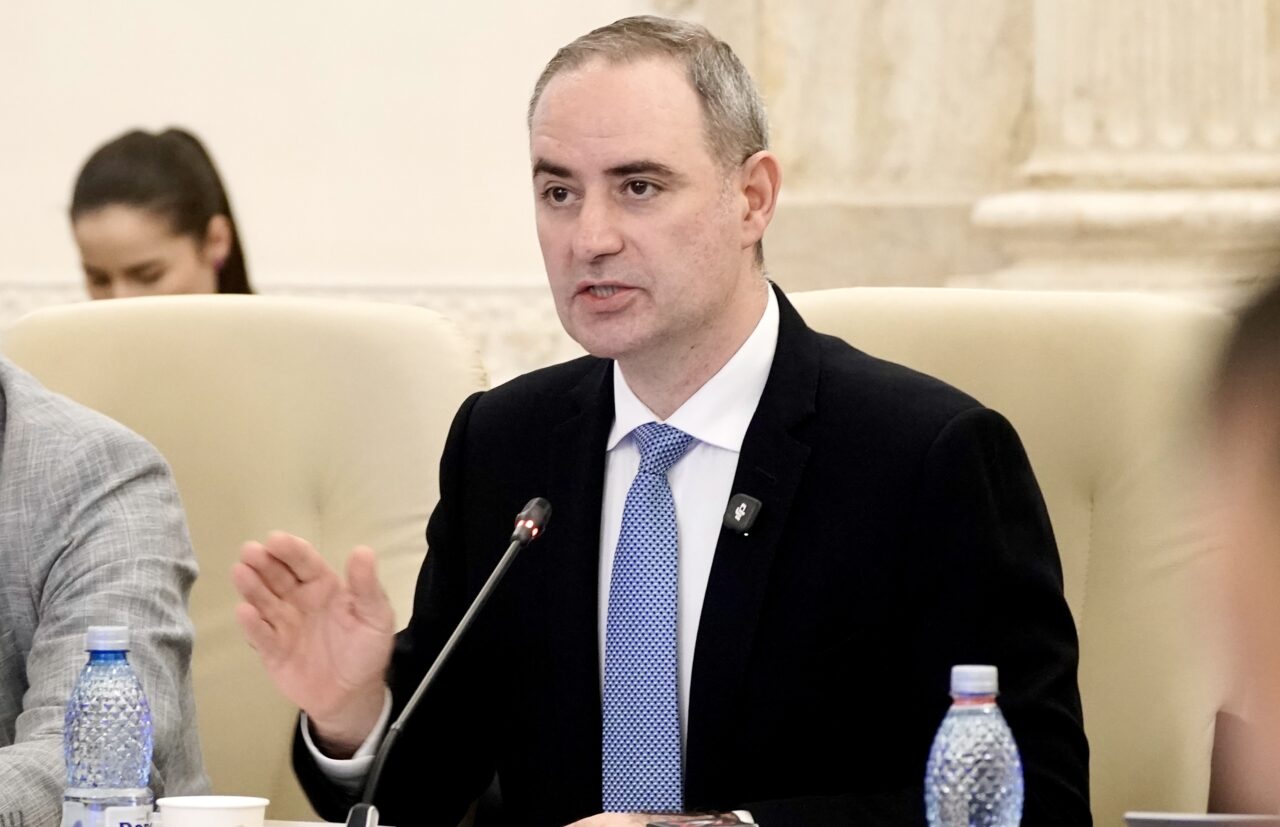 Alexandru Nazare avertizează că prelungirea crizei poate afecta echilibrul financiar al României. Miza, cheltuielile bugetare fără acoperire