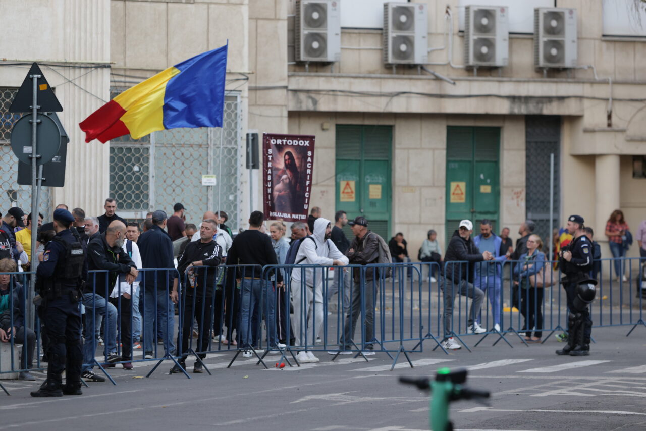 Zeci de amenzi aplicate de jandarmi susținătorilor lui Călin Georgescu din fața Arestului Central. Au fost deschise și 4 dosare penale