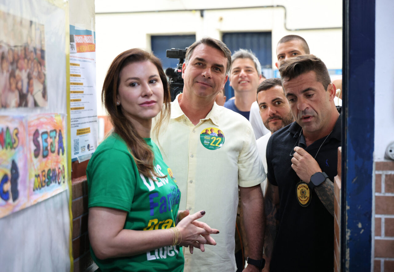 Scandal după alegerile din Brazilia Flavio Bolsonaro refuză victoria lui Lula da Silva și cere anularea turului doi De la ce a pornit disputa