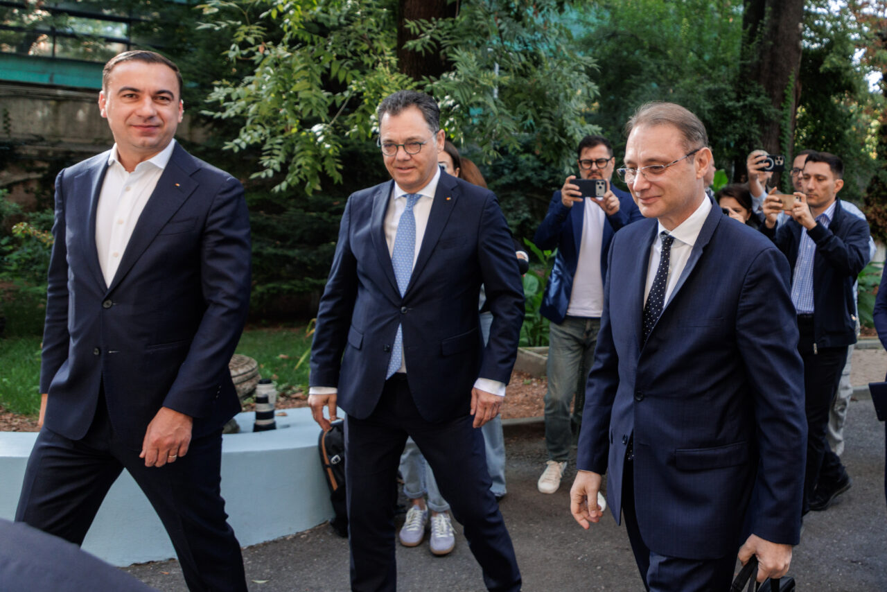 Premierul desemnat Luca Niculescu a ajuns la sediul PSD pentru negocieri. Ce condiţii pun social-democrații pentru a susţine viitorul Guvern