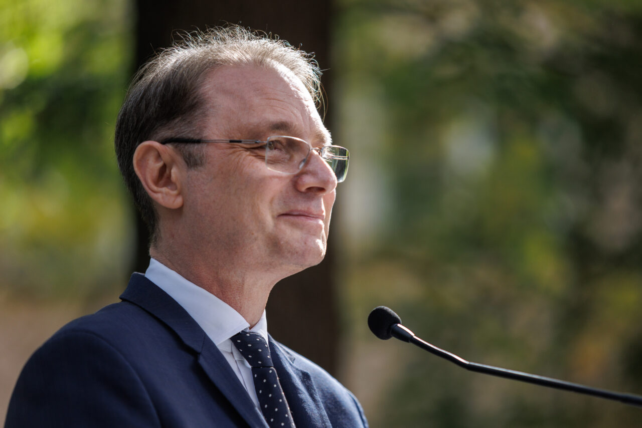 Calcule. Guvernul Luca Niculescu ar putea trece cu mai multe voturi decât cele care au dus la dărâmarea Executivului Bolojan