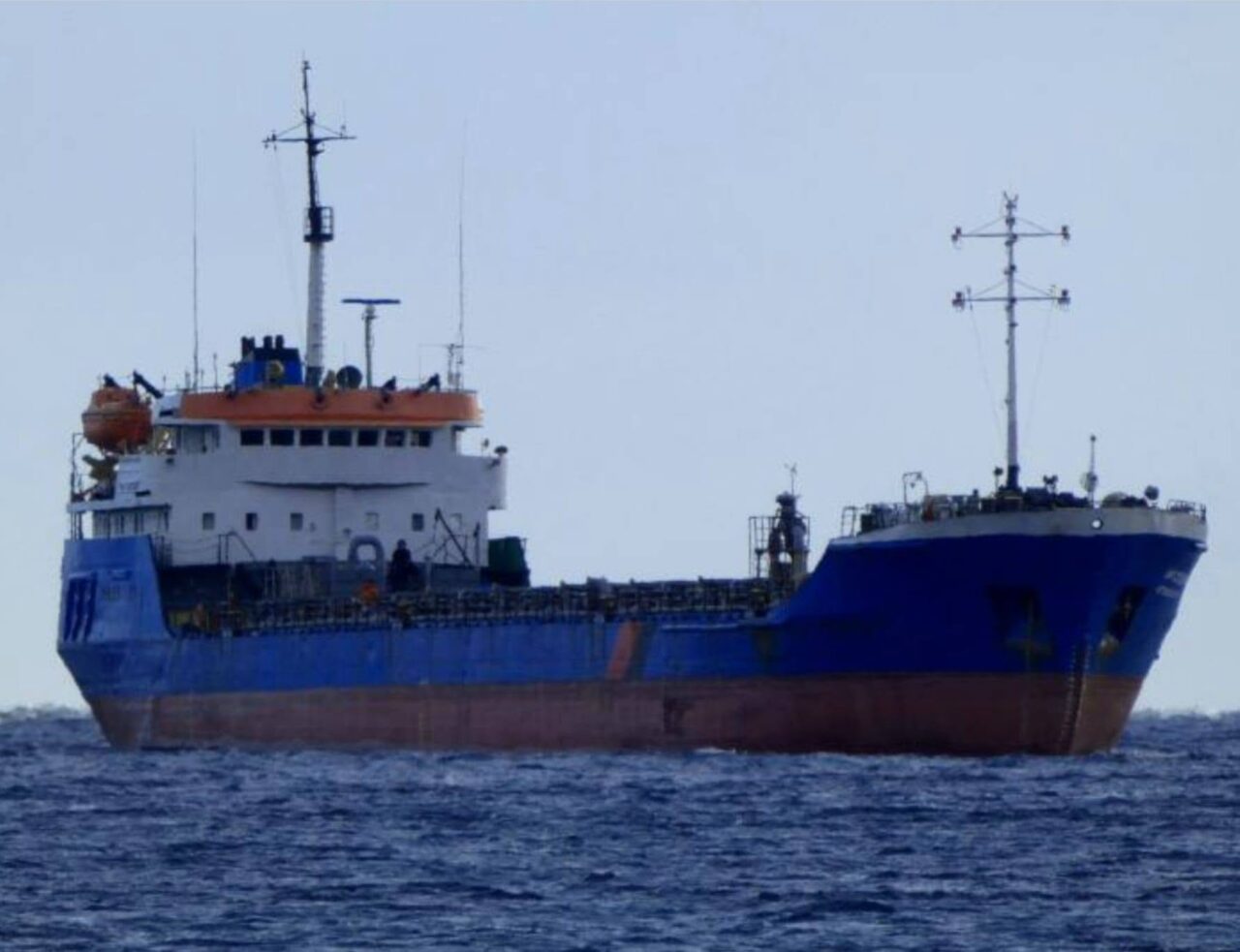 O nouă navă lovită de drone în Marea Neagră, la 24 de kilometri de Portul Constanța. Nouă marinari au fost salvaţi, trei sunt dispăruţi, iar unul este decedat