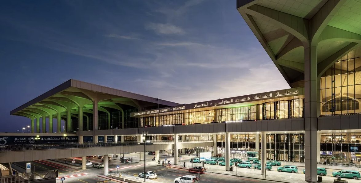 Atac sângeros asupra aeroportului saudit din Dammam: bilanțul victimelor se ridică la un mort și opt răniți. Cine se află în spatele loviturii