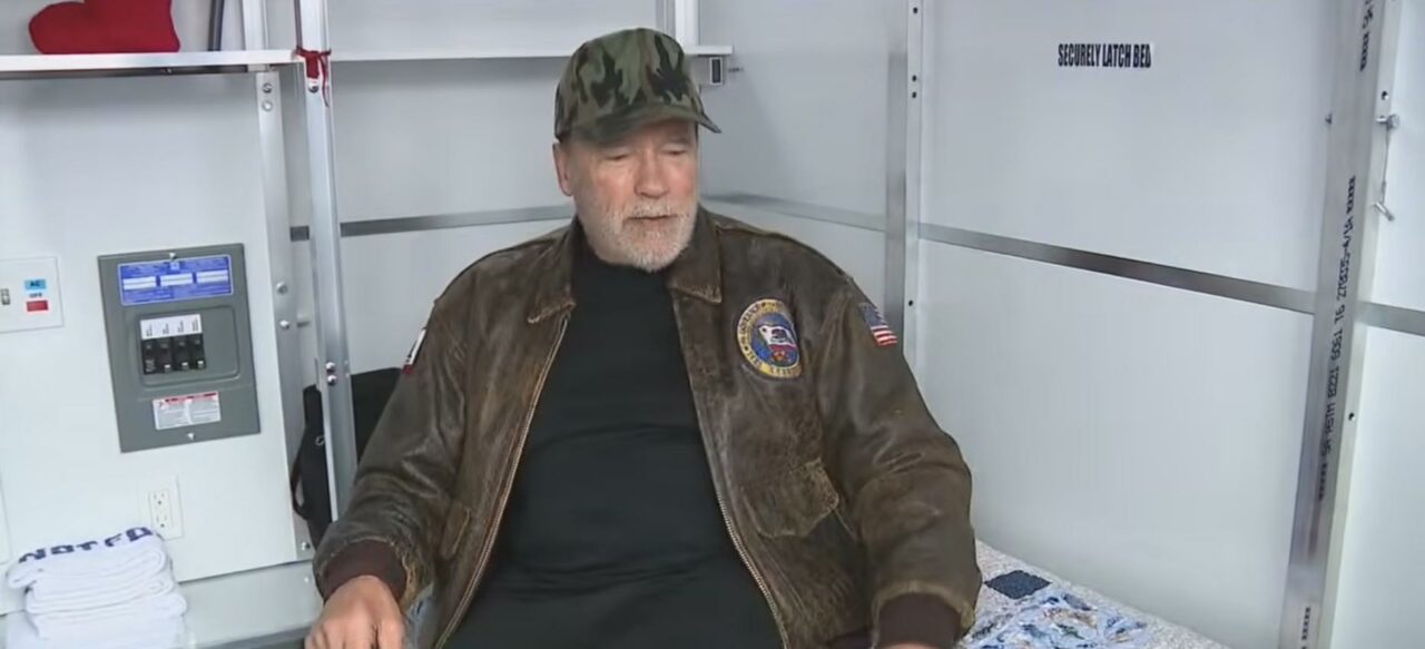 În 2021, Arnold Schwarzenegger a donat 250.000 de dolari pentru veteranii fără adăpost din Los Angeles. Au fost construite 25 de „căsuțe” cu paturi, aer condiționat și uși pe care cei cazați să le poată încuia: „Mi-ai salvat viața!”