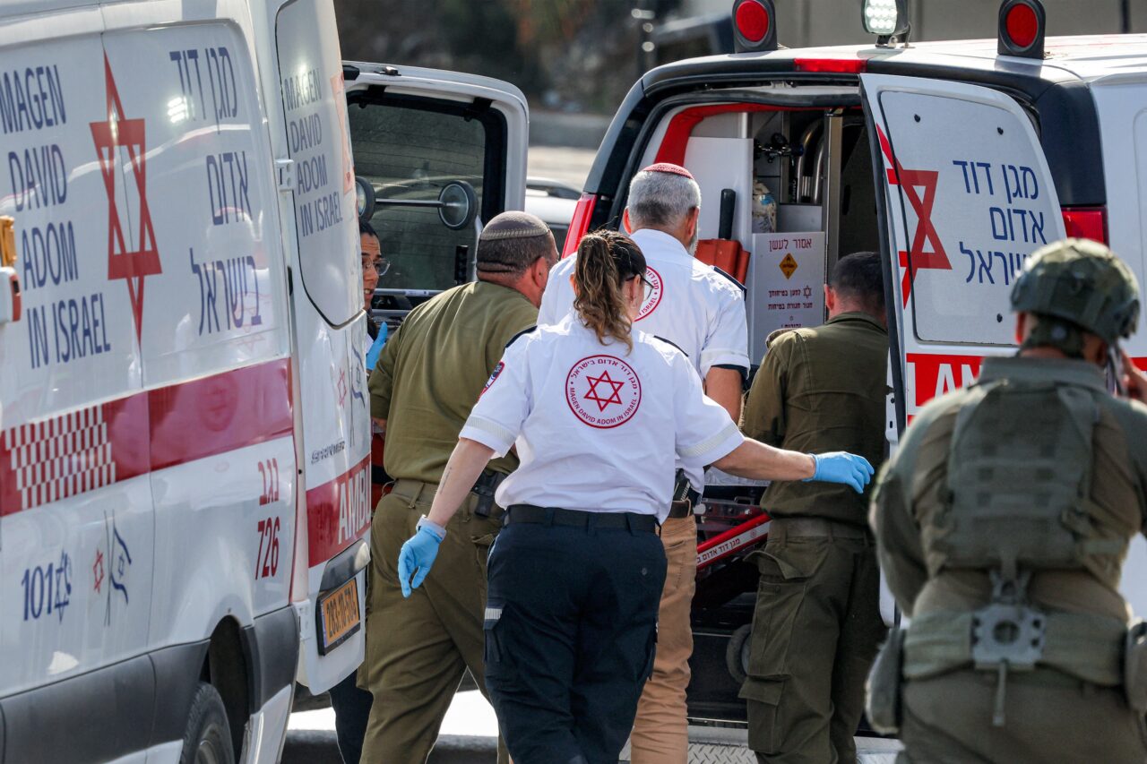 Atac în Cisiordania înainte de alegerile pentru Parlamentul Israelului. Netanyahu cere izolarea orașului Hebron, după un atac soldat cu 5 răniți. Atacatorii Hamas au fost împușcați mortal