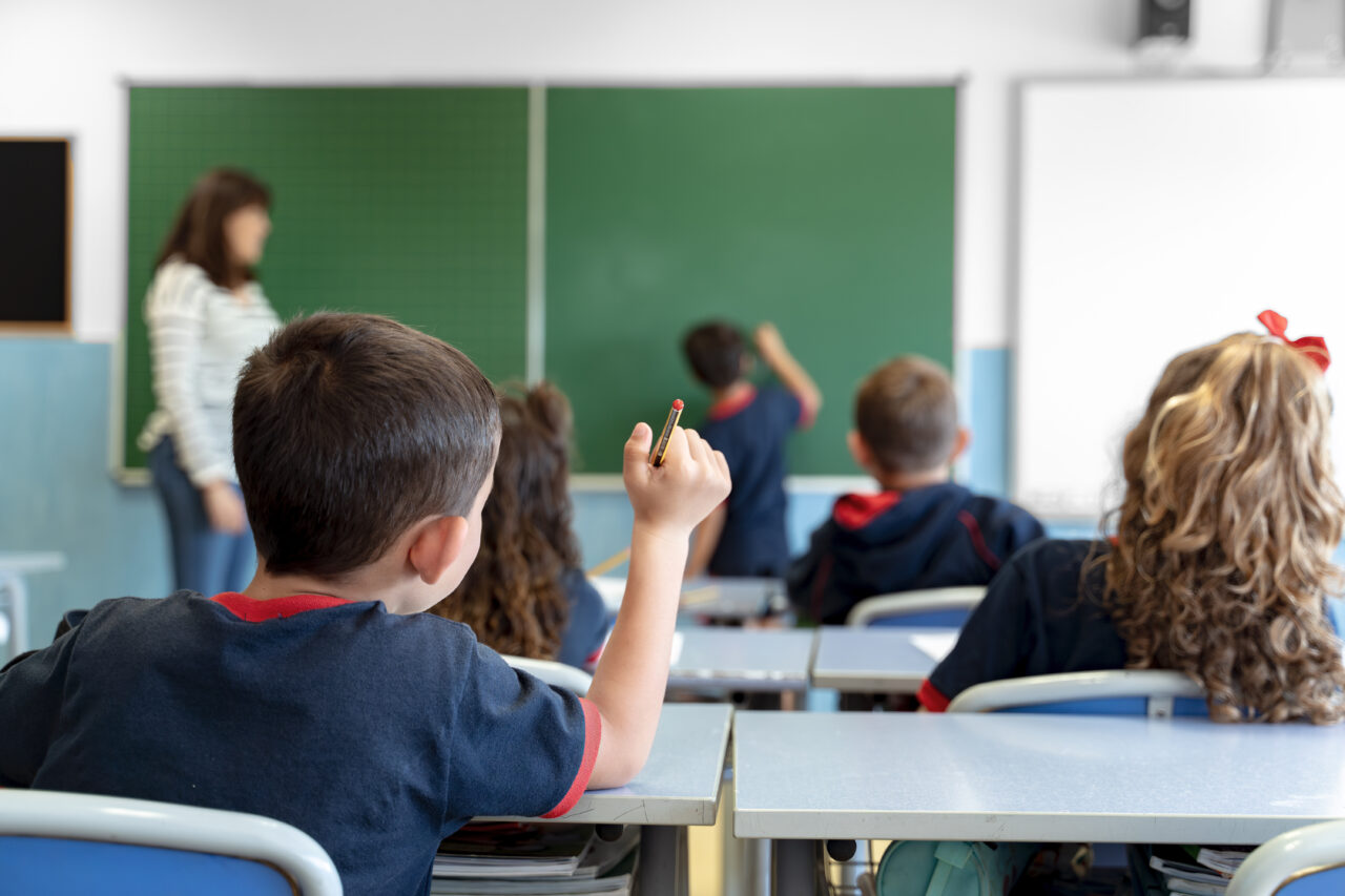 Bani pentru elevii din ciclul primar Sute de cereri au fost depuse în programul „PRIMII” Care este scopul acestuia
