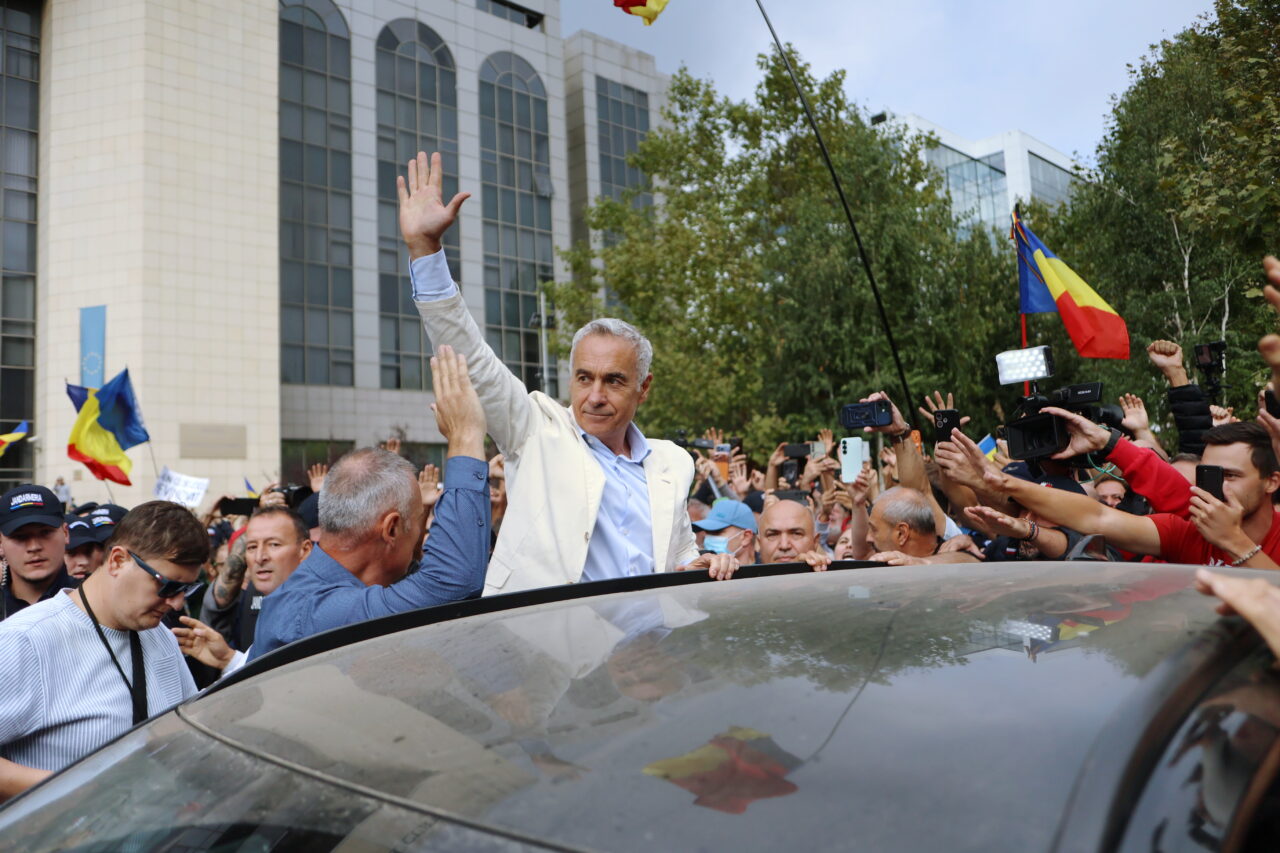 Călin Georgescu va fi scos din arest pentru a asista la percheziții. Ce vor să afle anchetatorii de la el. Sute de susținători încă își încurajează favoritul aflat în spatele gratiilor: „Ați arestat un om nevinovat!”
