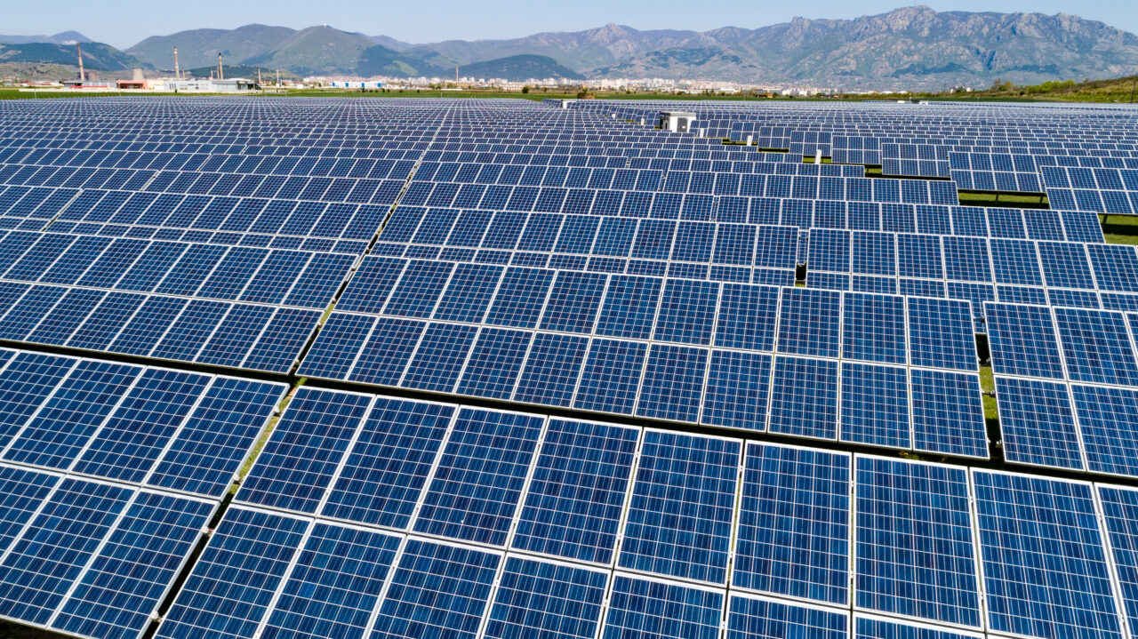Cel mai mare parc fotovoltaic din Uniunea Europeană, care va fi construit în România, a ajuns în atenția presei maghiare. Cum este văzut proiectul