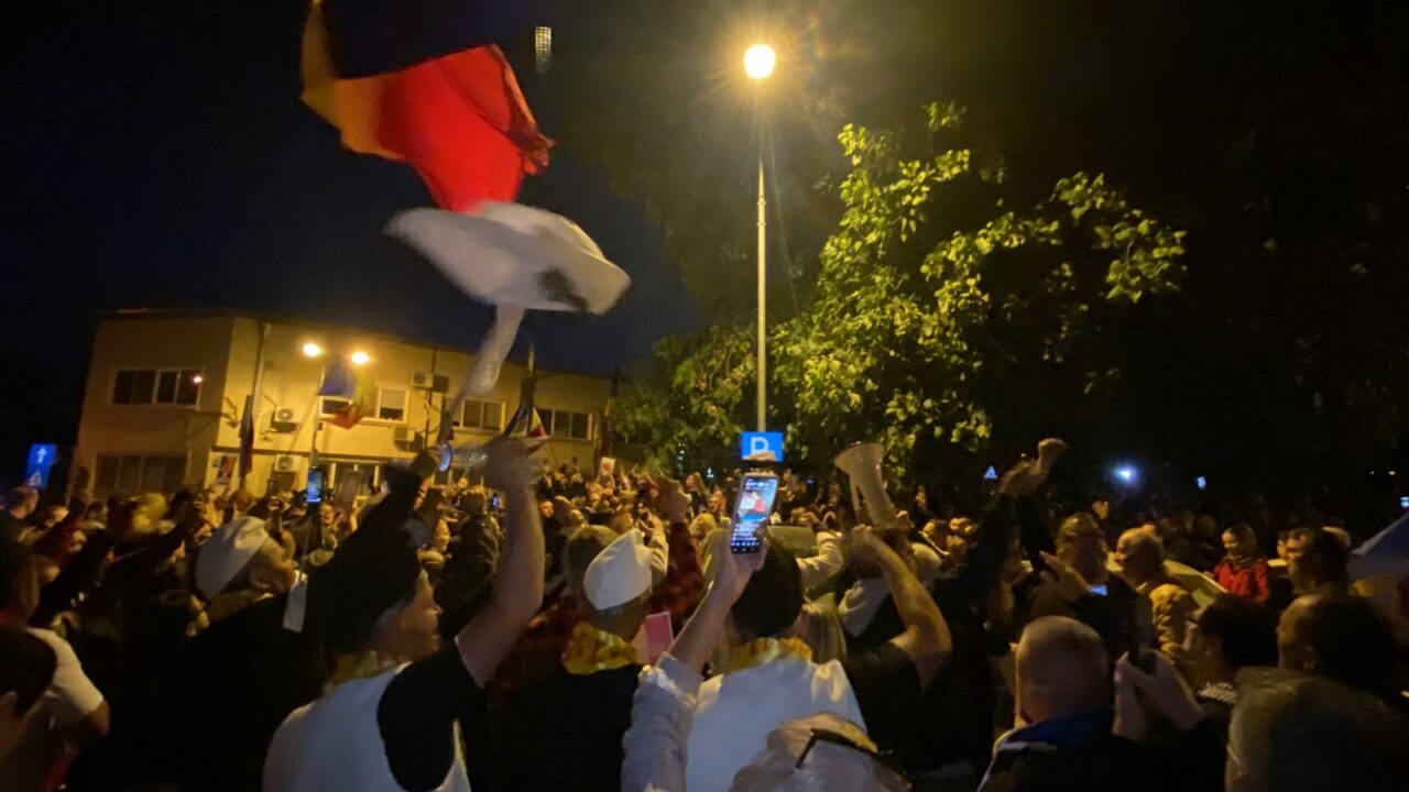 1.000 de oameni în fața Arestului Central, unde este închis Călin Georgescu. Sute de susținători protestează și în alte orașe din țară