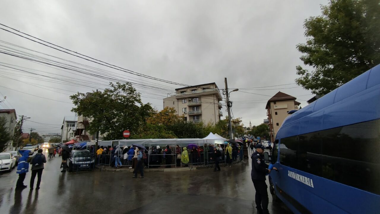 Mii de credincioși așteaptă să se închine la moaștele Sfintei Parascheva, în a cincea zi de pelerinaj