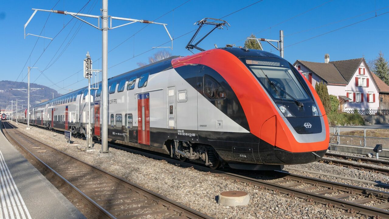 Un tren german nu a fost lăsat să intre în Elveția pentru o întârziere de 13 minute În România, întârzierile CFR ajung și la ore întregi Ce s-a întâmplat cu pasagerii