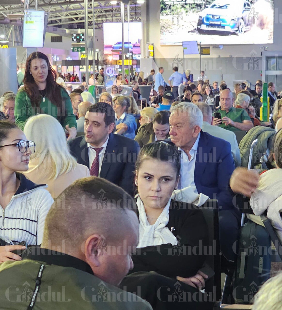 Primarul Buzăului, Constantin Toma, „luptător” anti-suveraniști și critic înverșunat al apropierii PSD de AUR, fotografiat aseară în compania lui George Simion. Liderul AUR nu mai scăpa de edil, care s-a ținut după el în tot aeroportul, inclusiv la coada de îmbarcare