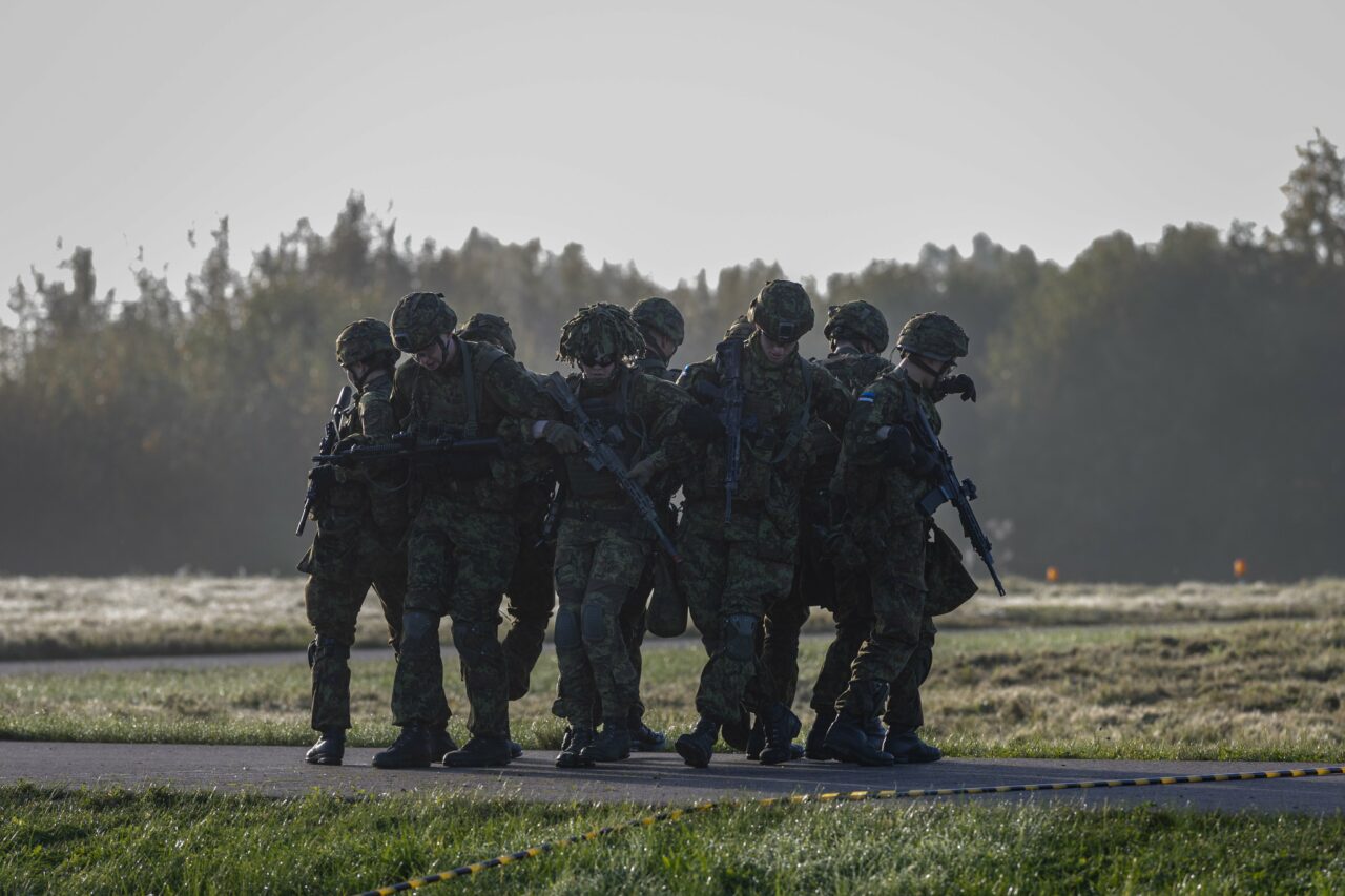 Estonia își mută trupele la doar 50 km de granița cu Rusia. De ce nu reușesc oficialii de la Tallinn să descurajeze un potențial conflict cu vecinul lor
