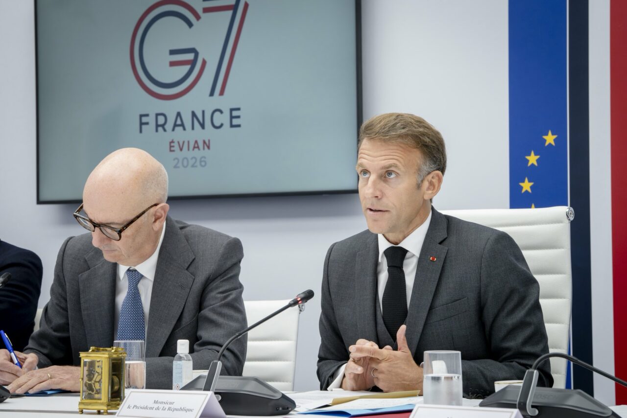 G7 decide eliberarea rezervelor de petrol pentru reducerea prețurilor la motorină. Anunțul lui Macron după reuniune