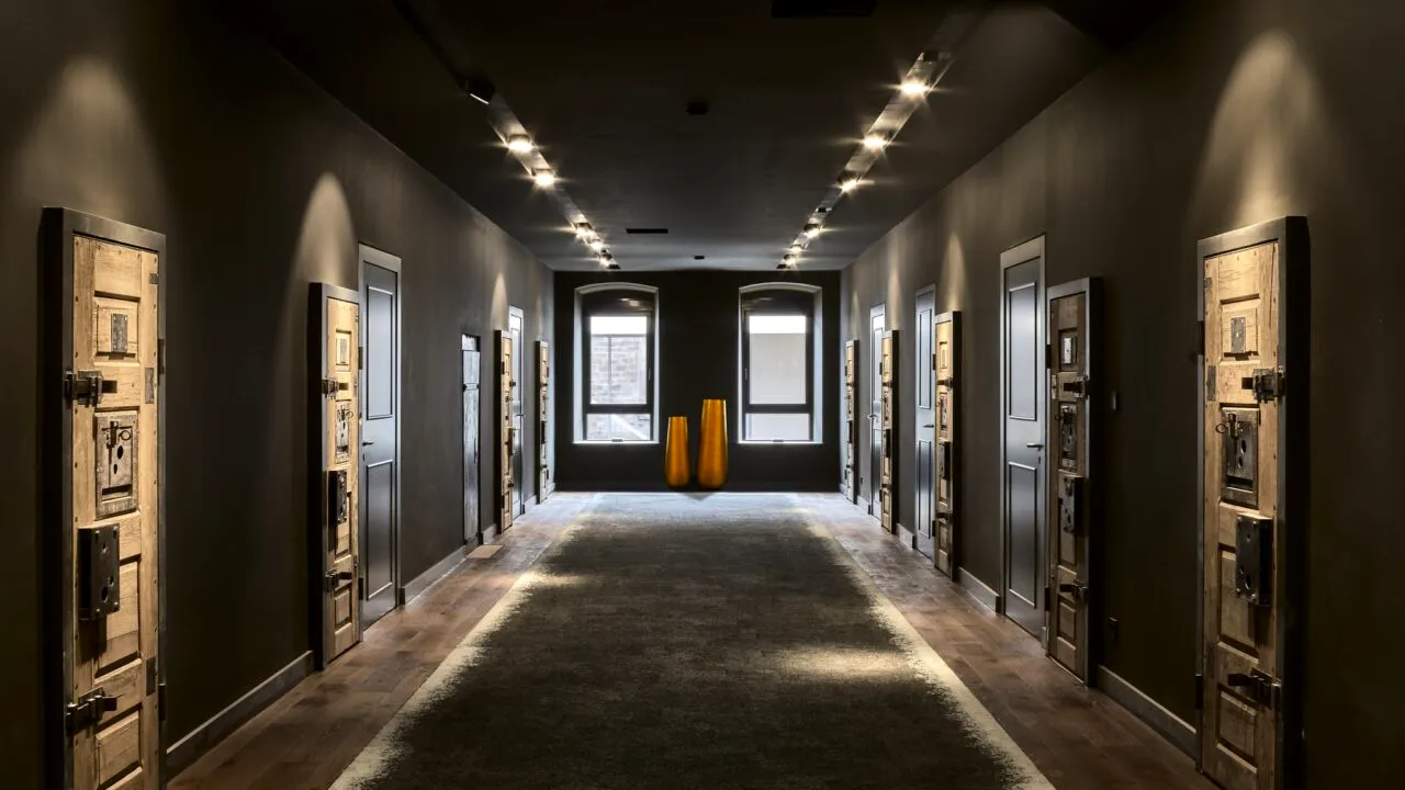 Din închisori, în hoteluri de lux: fostele penitenciare care au devenit destinații de cinci stele