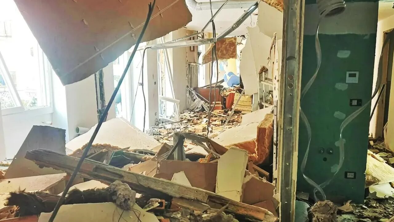 Doi români, în stare critică după o explozie într-un bloc din Bergamo. O femeie are arsuri pe 90% din corp / Ipotezele anchetatorilor