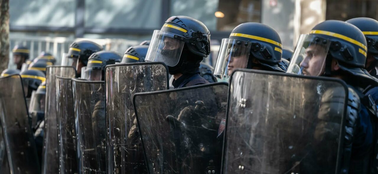 Poliția din Franța, acuzată că a mutilat adolescenți la protestele din școli. Aproape 6.800 de minori, arestați