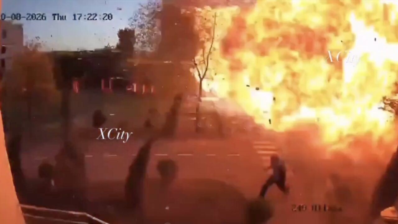 Un bărbat scapă la limită de un atac cu dronă rusească, în apropiere de Kiev. Momentul a fost surprins de camerele de supraveghere