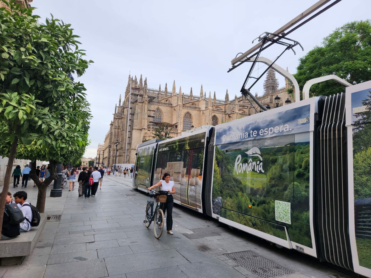 Castelul Peleș, Delta Dunării și Masa Tăcerii se mută pe străzile din Sevilla. „Rumanía inspira”, campanie inedită de promovare turistică în Spania