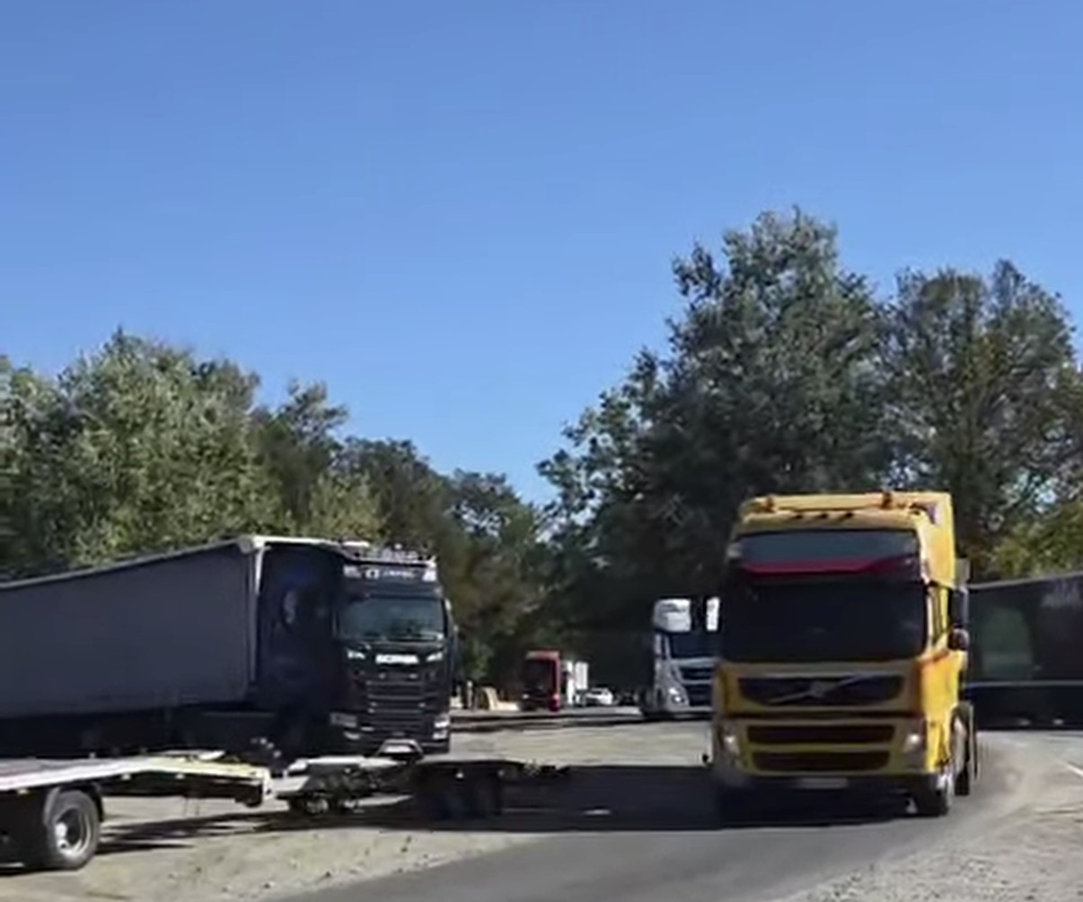 Zeci de camioane pe străzile din Târgu Jiu. Transportatorii protestează față de taxe, carburanți și TollRo