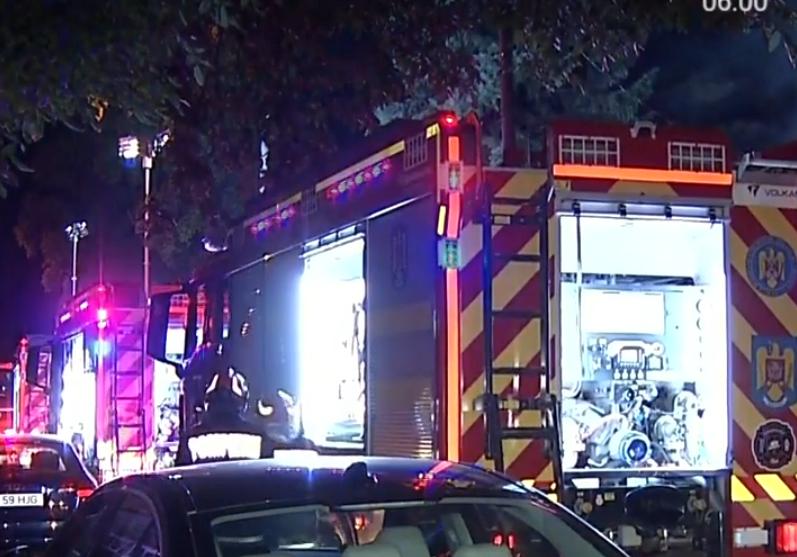 Tragedie în zona Aviatorilor din Capitală. O persoană a murit după ce mansarda unei case a luat foc