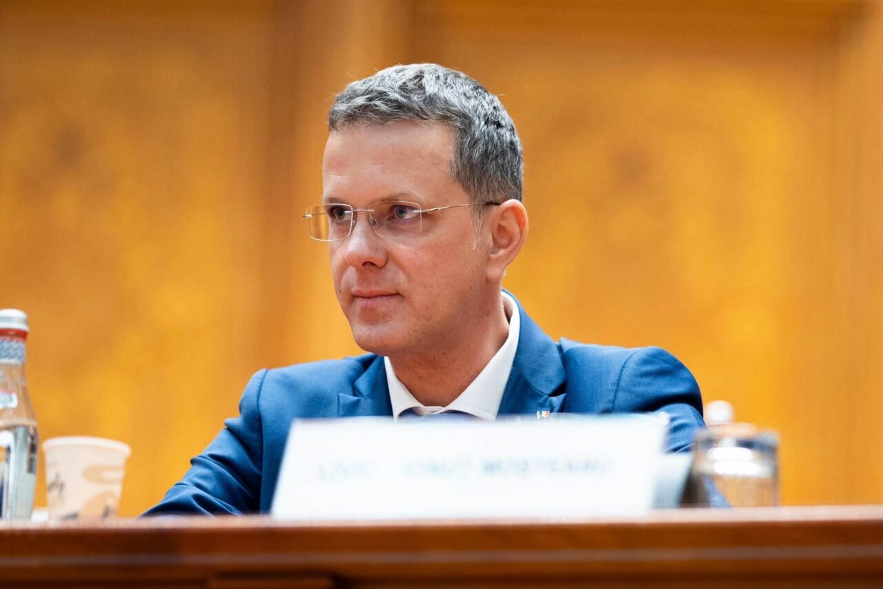 Moșteanu, fost ministru USR la Apărare, manager la un club de biliard înainte, mesaj agramat pe rețelele sociale. Oamenii l-au „taxat” în comentarii