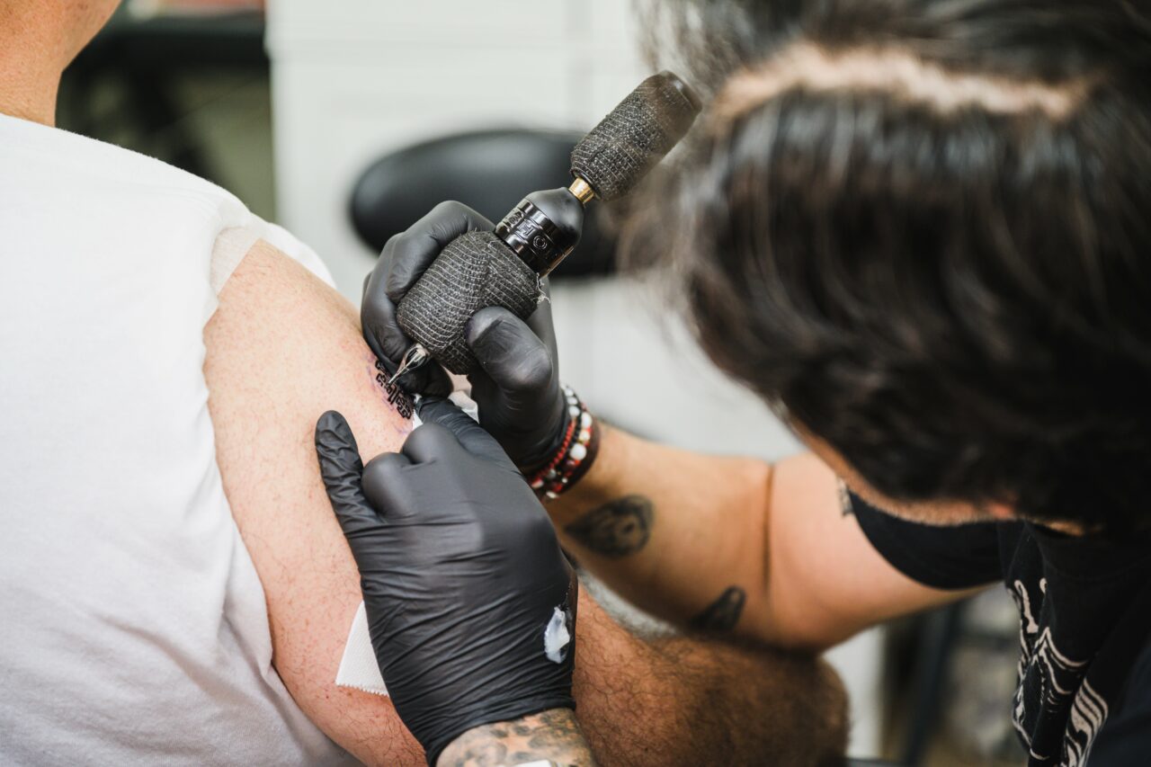 Administrator de salon de tatuaje, intervenții chirurgicale și injectări fără a fi medic de specialitate
