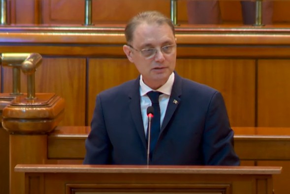 A început ședința pentru învestirea Guvernului Niculescu. Premierul desemnat a luat cuvântul în plen și a promis de toate pentru toți: „Va fi un Guvern care aduce bani în țară”. „Pensiile vor fi indexate din 2027, familiile cu venituri mici vor beneficia de sprijin țintit”. „Eliminăm impozitul pe cifra de afaceri”