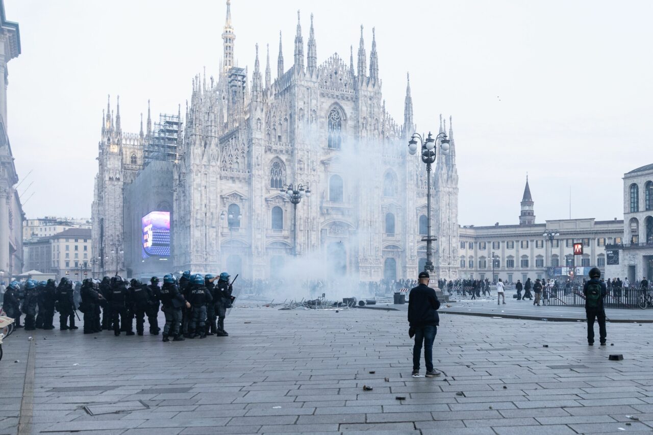 A doua zi de proteste violente la Milano Tineri cu cagule negre au jefuit un supermarket alimentar și un magazin de articole sportive Autoritățile confirmă 200 de arestări Meloni a convocat o ședință pe tema ordinii publice