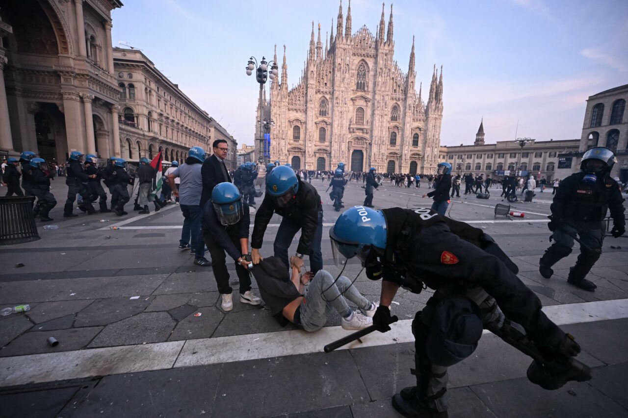 Europa dă în clocot Sute de mii de italieni au ieșit în stradă, nemulțumiți de scumpiri, salarii și pensii La Milano protestele au degenerat în violențe La fel și la Torino La Roma, peste 100.000 de oameni au ieșit în stradă