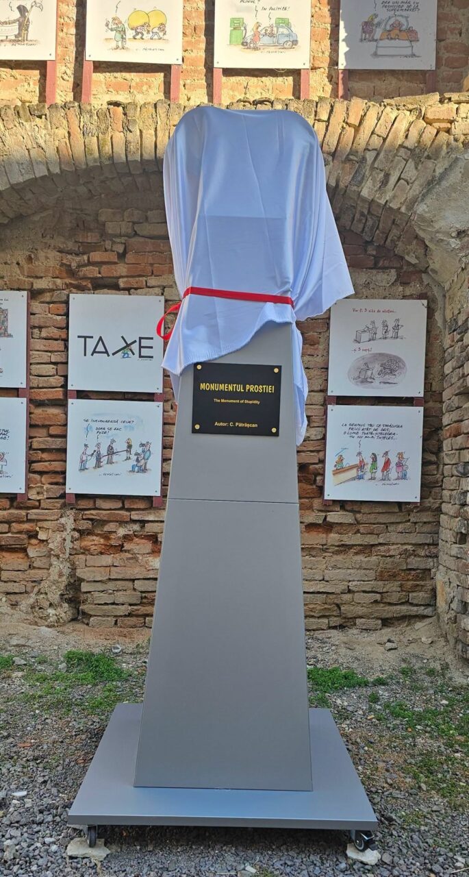 A fost inaugurat primul „Monument al Prostiei” din lume.  Ce reprezintă lucrarea satirică din Brăila și ce simbol poartă