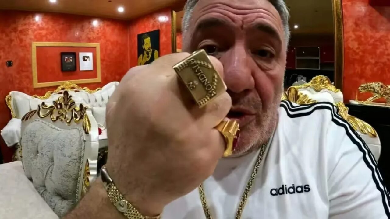 Nelson Mondialu susține că ar fi fost jefuit în propria locuință. Ar fi rămas fără aur în valoare de 100.000 de euro: „Cineva mi-a intrat în casă…”
