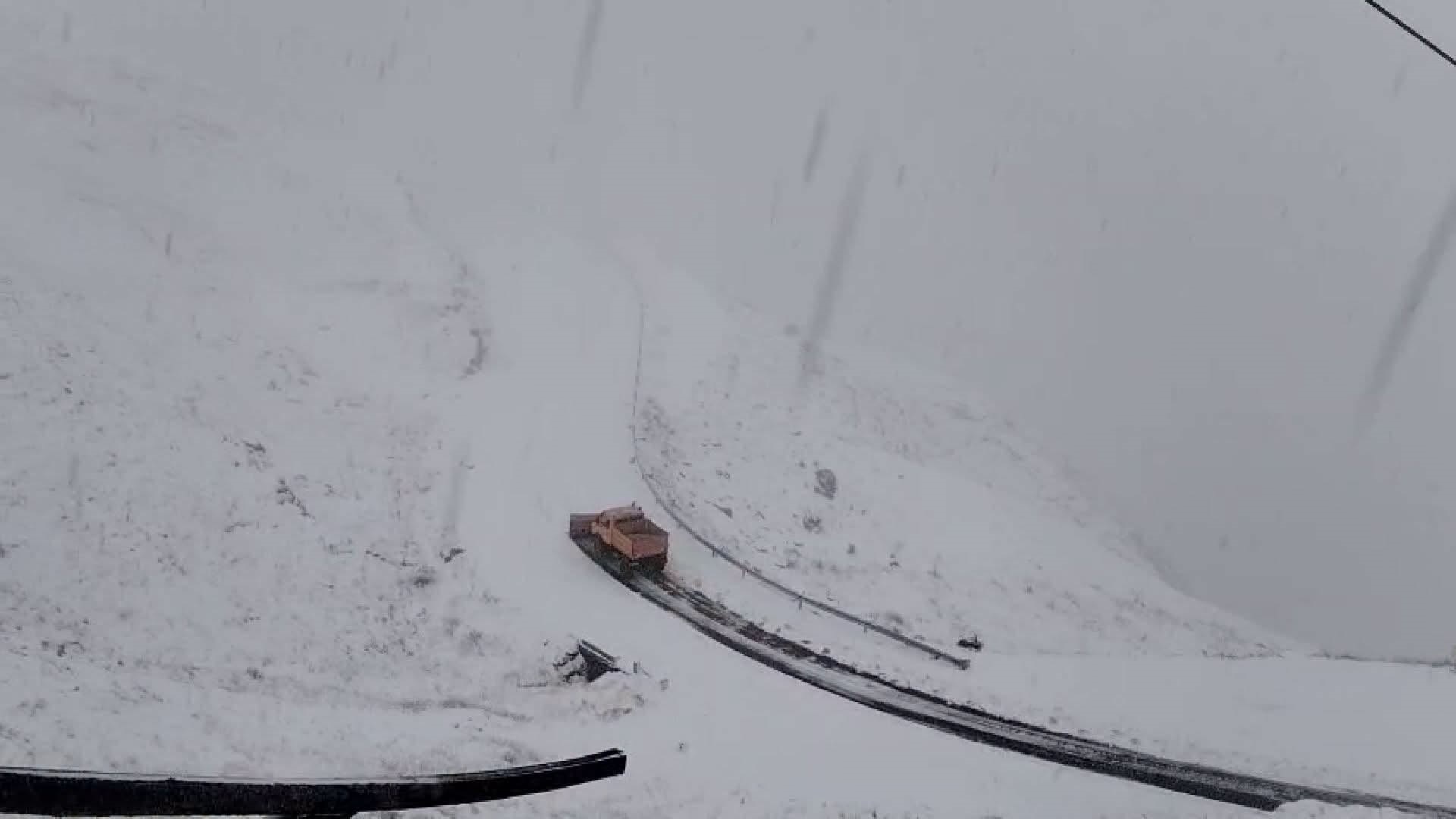 Ninsoare și ceață pe Transfăgărășan. Circulația a fost închisă temporar. Ce transmite Compania Națională de Administrare a Infrastructurii Rutiere