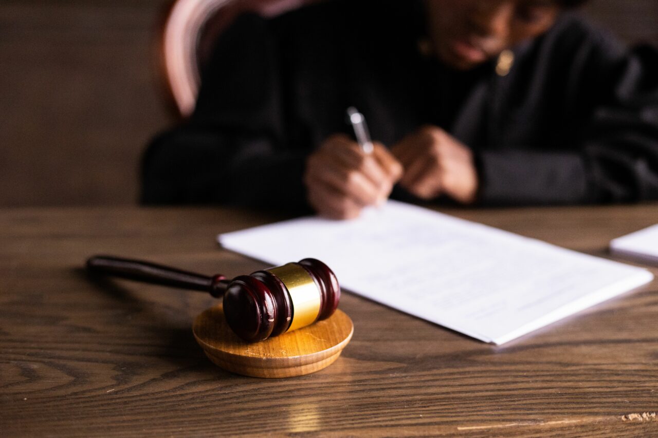 47 de magistrați execută silit Tribunalul Argeș pentru peste 30 de milioane de lei. Poprirea ar putea ajunge până la conturile Fiscului