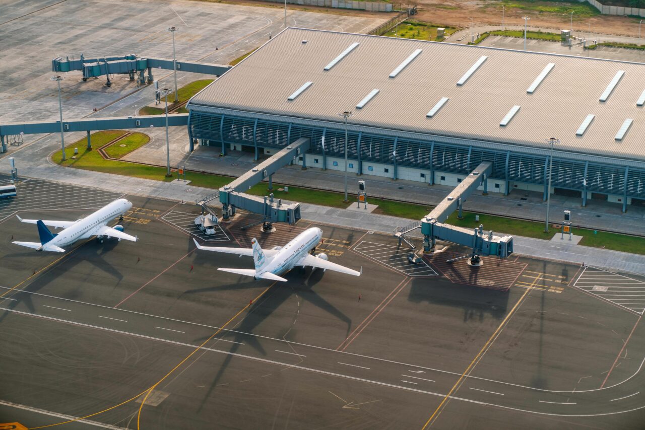 Gruparea Houthi din Yemen avertizează pasagerii și companiile aeriene să nu se apropie de aeroporturile din Arabia Saudită, după atacul sângeros din Riad