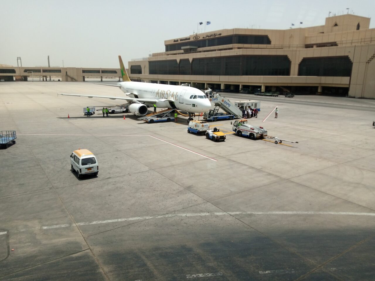 Alertă în Arabia Saudită Mai multe persoane au fost rănite, în urma unui atac asupra aeroportului „King Khalid” din Riad Zborurile au fost fie redirecționate, fie anulate Cine ar fi în spatele loviturii