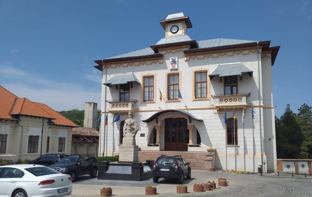 Primăria Slatina a atribuit direct două contracte peste pragul general prevăzut de lege. Achizițiile vizează un eveniment pentru copii și o excursie la Disneyland